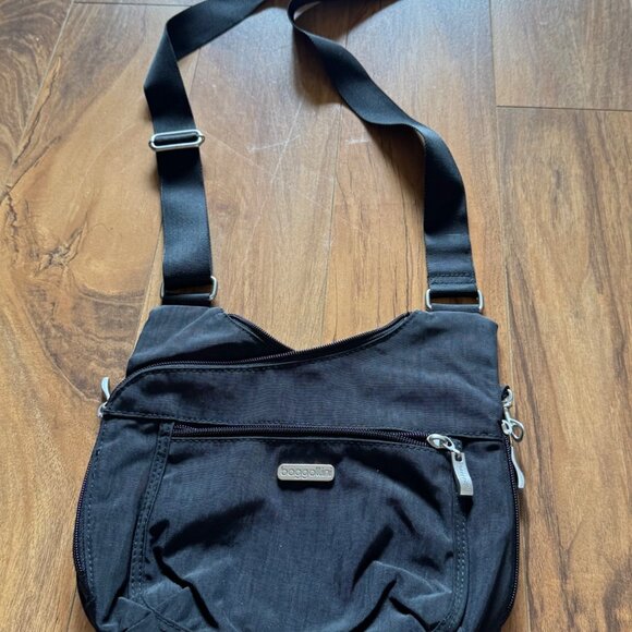 Baggallini Black Nylon Crossbody Bag With Adjustable Strap - Picture 1 of 6
